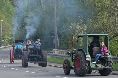 Es darf auch geraucht werden: In Schönheide startete eine Traktorenrundfahrt.