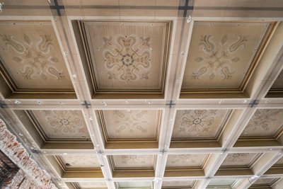 Im kleinen Saal kam unter der zu DDR-Zeiten eingezogenen Zwischendecke diese Kassettendecke zum Vorschein. Die Bemalung ist aber nicht die ursprüngliche.