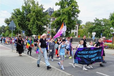 Rund 100 Menschen nahmen am ersten Christopher-Street-Day in Frankenberg im vorigen Jahr teil. 