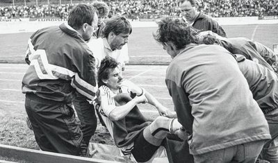 Der Auer Spieler Michael Gessner (Mitte) wird verletzt auf eine Trage gehoben. 