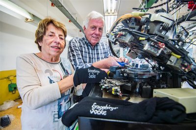 Freuen sich, dass ihre Strumpf-Tradition fortgesetzt wird: Die Epesa-Inhaber Ursula und Rolf-Jürgen Hauer aus Leukersdorf.