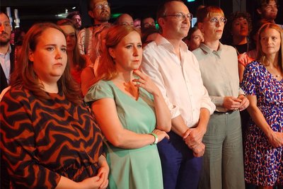 Die Anspannung ist der Grünen Bundeschefin Ricarda Lang und dem sächsischen Spitzenkandidatentrio Franziska Schubert, Wolfram Günther und Katja Meier (v.l.) bei der 18-Uhr-Prognose ins Gesicht geschrieben. Die sieht die Partei mit 5,5 Prozent knapp im Landtag.