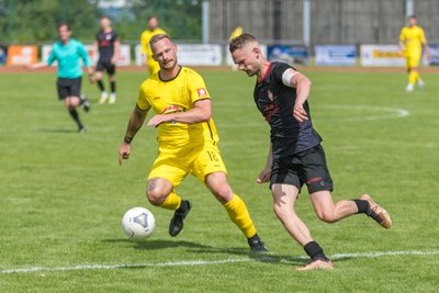 Viele Jahre trug Kenny Schmidt (l.) zuletzt das Trikot des FSV Motor Marienberg, so wie hier in der Oberliga gegen Einheit Wernigerode. Seit dieser Saison kickt der ehemalige Profi wieder bei seinem Jugendverein, den Drebacher Krokussen.