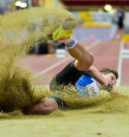 Bei seinem sechsten und letzten Versuch landete Max Heß bei 16,68 Metern. Das bedeutete nicht nur den deutlichen Sieg beim 19. Internationalen Hallenmeeting in Chemnitz. Der Dreispringer vom LAC Chemnitz knackte bei seinem Heimspiel im Sportforum auch die Norm von 16,50 Metern für die Hallen-EM in Belgrad.