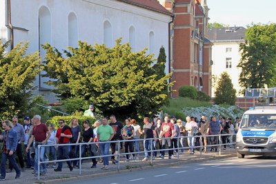 Die "Spaziergänger" auf ihrem Weg entlang der Chemnitzer Straße in Freiberg. 