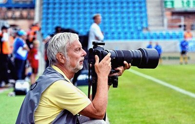Fotoreporter Frank Kruczynski in Aktion. Seit Mitte der 1960er-Jahre ist er beim Fußball dabei. 