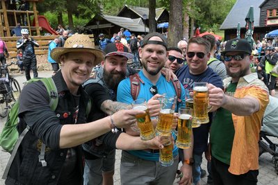 Michael Gräßler (l.) ist zusammen mit Freunden wandern gewesen und hat an der Köhlerhütte einen Stopp eingelegt.