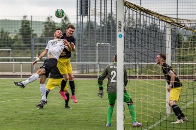 Michael Jokesch (l.) kommt nicht an den Ball, Mika Hahnel köpft die Kugel aus der Gefahrenzone.
