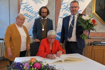 Ruth Kretzer-Braun trägt sich in das Goldene Buch der Stadt Freiberg ein. Die promovierte Pädagogin scheidet als Fraktionsvorsitzende der Linken aus dem Freiberger Stadtrat aus.