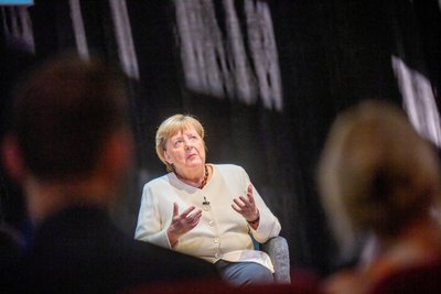 Angela Merkel verteidigt ihre Flüchtlingspolitik in der Berliner Buchvorstellung.