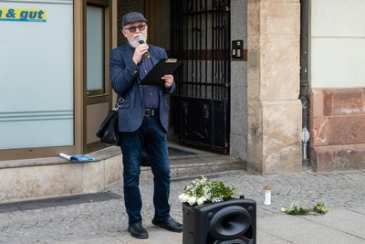 Jürgen Nitsche spricht über die Biografien der früheren jüdischen Bewohner.