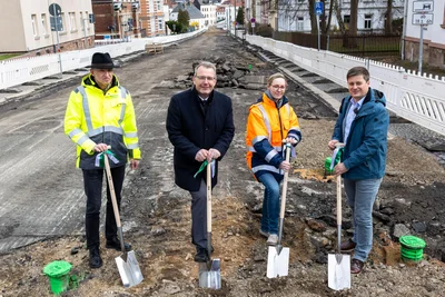 Beim Spatenstich (v. l.): Dirk Kunze (ZWA), Landrat Sven Krüger, Claudia Landgraf (Landkreis), Bürgermeister André Wolf.