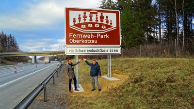 Der 1. Bürgermeister des Marktes Oberkotzau, Stefan Breuer (links), mit dem 2. Bürgermeister Erich Pöhlmann am Hinweisschild an der A9.