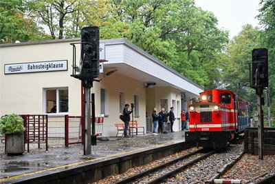 Für 1,3 Millionen Euro wurde das Bahnhofsgebäude seit Juni 2022 saniert. Am Samstag wurde es feierlich im Chemnitzer Küchwald eröffnet.