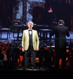 Andrea Bocelli während seines Auftritts am Dienstag in der Arena Leipzig. 