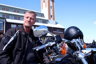 Marcel Bauerfeind aus Lichtenstein kam mit Bikerfreunden aus Bad Liebenwerda, Delitzsch, Leipzig und dem Vogtland auf den Fichtelberg.