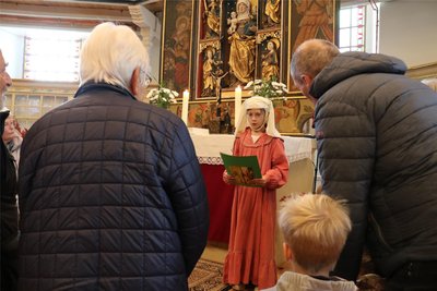 Die achtjährige Suna erzählte den Besuchern als Nonne verkleidet etwas über den Altar.