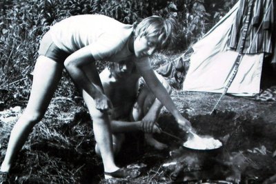 Angela Kasner bereitet im Juli 1973, nach ihrem Abitur mit Freunden beim Camping im brandenburgischen Himmelpfort (damals DDR) auf einer Feuerstelle ein Essen zu.