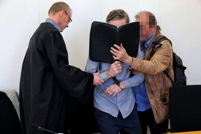 Der angeklagte 46-Jährige (M.), als er beim Prozessauftakt am Montag in den Gerichtssaal geführt wurde.