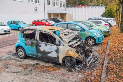 Nachdem bereits der VW (vorne im Bild/Bruno-Dost-Straße) den Flammen zum Opfer fiel, sollte es am Freitagmorgen den benachbarten türkisfarbenen VW treffen. Doch die Polizei stellte einen Tatverdächtigen vor Ort.