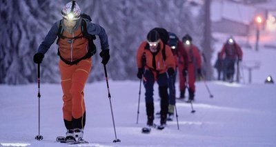 Wie einst bei den Bergleuten: Kopflampe und Helm sind bei der "Steigfellmetzelei" verpflichtend, um für Sicherheit zu sorgen. Das Extrem-Wintersportevent beginnt 17 Uhr und dauert mehrere Stunden. 