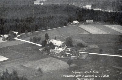Der ursprüngliche Waldpark Grünheide auf einer Luftbildaufnahme aus den 40er-Jahren. Am linken Rand ist die einstige Waldschänke zu sehen, die jüngst zum touristischen Infozentrum im Waldpark ausgebaut wurde. Damals gehörte sie nicht zum Areal, heute ist sie das einzige historische Gebäude. Heute ist die gesamte Anlage mit seinen Übernachtungszahlen ein bedeutender Wirtschafts- und Tourismusfaktor für das Vogtland. 