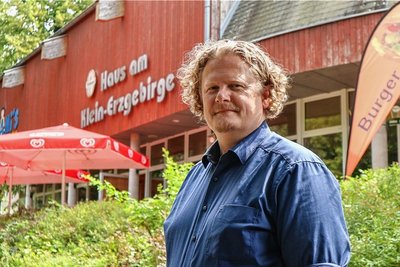 In die Gaststätte ist schon wieder Leben eingekehrt: Eigentümer Lars Fassmann vor dem "Haus am Klein-Erzgebirge". Nach langem Hin und Her hatte er es aus der Insolvenzmasse gekauft. Bald sollen wieder Konzerte beginnen. Auch den Verein Klein-Erzgebirge e.V. will Fassmann unterstützen. 