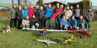 Die Mitglieder des MSC Rochlitz haben beim Neujahrsfliegen die Modelle steigen lassen - trotz des Windes. Der Vorsitzende Peter Klare (mit dem roten Flieger in der Hand) startete dabei auch einen Quadrocopter. 