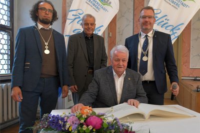 Professor Werner Tilch hat sich im Goldenen Buch der Stadt verewigt. Der gebürtige Zwickauer war für die Freien Wähler aktiv und trägt auch die Ehrendoktorwürde der Universität Miskolc in Ungarn.