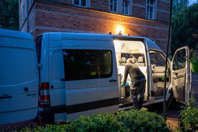 Kriminaltechniker untersuchten nach dem Leichenfund bis in den frühen Morgen den mutmaßlichen Tatort.