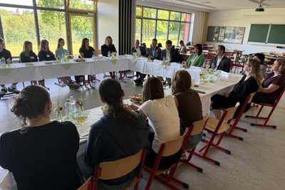 Sachsens Kultusminister Conrad Clemens (Podium Mitte) besucht die Oberschule in Eppendorf.