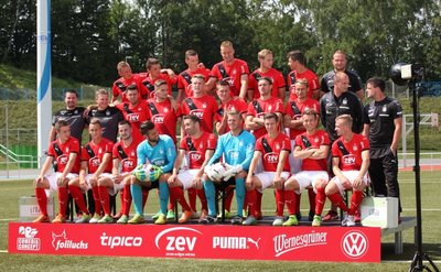 Der FSV Zwickau sortiert sich - vorn von links: Benjamin Keller, Tim Baumann, Morris Schröter, Tom Neukam, Aykut Öztürk, Marian Unger, Christoph Göbel, Patrick Göbel, Alexander Morosow; Mitte von links: die Physiotherapeuten Christian Puschmann und Sven Schubert, Davy Frick, Jonas Nietfeld, Kevin Bönisch, Patrick Wolf, Robert Paul, Toni Wachsmuth, Sportvorstand David Wagner, Cheftrainer Torsten Ziegner, hinten von links: Marc-Philipp Zimmermann, Patrick Grandner, Oliver Genausch, Sebastian Mai, Rene Lange, Michael Schlicht, Co-Trainer Danny König.