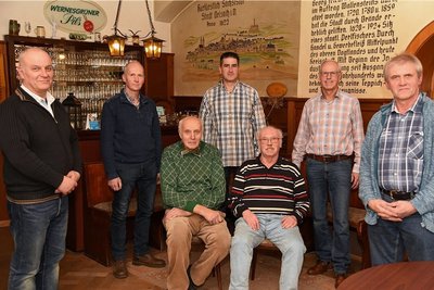 Sie stehen für Oelsnitzer Traditionsfirmen, die seit mindestens 100 Jahren und zumeist noch viel länger von der gleichen Familie geführt werden: Andreas Jaeckel, Jens Jacob, Günter Spitzner, Lutz Spranger, Klaus Dietzsch, Werner Höhle und Matthias Maul (von links nach rechts) trafen sich Anfang Dezember bei Werner Höhle in der "Altdeutschen Bierstube" zum Gedankenaustausch über die Zukunft der Familienbetriebe.