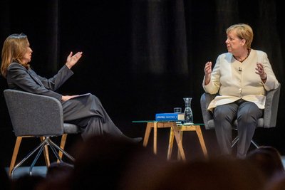 Merkel mit der Moderatorin Anne Will bei der Vorstellung ihres Buchs "Freiheit. Erinnerungen 1954 - 2021".