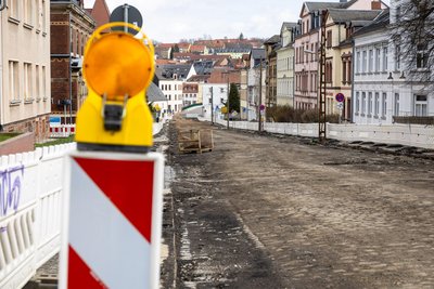 Die Bahnhofstraße in Penig wird saniert. Die innerstädtische Baumaßnahme kostet rund 1,2 Millionen Euro.