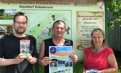 Christof Puschmann, Steffen Gerisch und Margit Forkel (von links) präsentieren die neue Kombi-Eintrittskarte für fünf museale Einrichtungen der Vogtland Kultur GmbH, die ab dem heutigen 1. Juli gilt. 