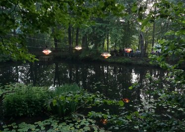 Die Installation "Color Floating" von Nevin Aladağ ist über dem Austel-Parkteich in Zwönitz eingeweiht worden.