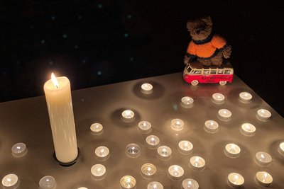 Viele Kerzen sind am Dienstagabend in der Kirche in Neudorf in stillem Gedenken angezündet worden. Und auch dort hat ein Plüschteddy seinen Platz gefunden – auf einem Spielzeugbus mit der Aufschrift „Wir vermissen dich“.
