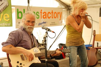 Sanni Jansen aus den Niederlanden, hier mit Begleitmusiker Tom Shaka aus den USA, war 2011 die erste Frau, die den Klingenthaler Blueser-Wettbewerb „Seydel open“ gewann. Im September gibt es eine Neuauflage.