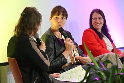 Moderatorin Conny Hartmann (l.), Nora Seitz (CDU) und Nicole Lorenz (r.).