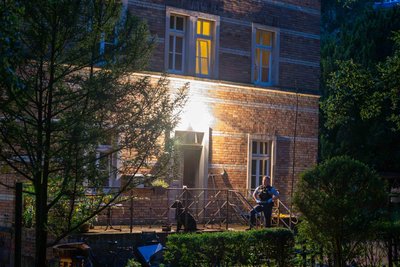 Im Bad in der Erdgeschosswohnung des Mehrfamilienhauses in Hochweitzschen fanden Polizeibeamte am 15. Juli den 71- jährigen Toten.