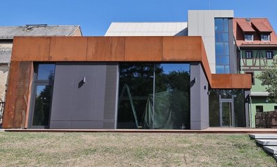 Der Depotneubau neben dem Karl-May-Haus soll voraussichtlich am ersten Juli-Wochenende erstmals öffnen. Etwa 2,5 Millionen Euro kostet das Vorhaben, wobei jeweils eine Millionen vom Freistaat und vom Bund kommen.