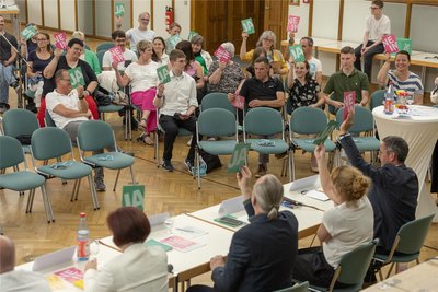 Der Ratskellersaal in Rodewisch blieb halbleer. Wie üblich bei diesen Formaten, wurde auch das Publikum zu Themen befragt und durfte abstimmen.