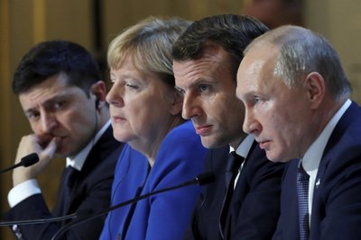 Wolodymyr Selenskyj (l-r), Präsident der Ukraine, Angela Merkel (CDU), ehemalige Bundeskanzlerin, Emmanuel Macron, Präsident von Frankreich, und Wladimir Putin, Präsident von Russland, 2019 bei einer Pressekonferenz im Elysee-Palast.