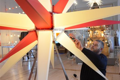 Auf der Rochsburg ist ab 31. Oktober die neue Sonderausstellung zu den Herrnhuter Sternen zu sehen. Marcel Teuber, Mitarbeiter der Herrnhuter Sterne GmbH, baute am Dienstag den größten Stern aus dem Sortiment auf.