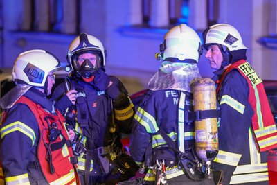 Die Feuerwehrleute waren mit Atemschutztechnik im Treppenhaus.