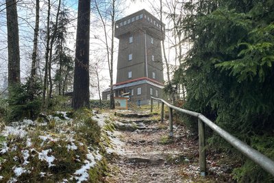 Der Kapellenbergturm auf dem Berg bei Schönberg startet am Karfreitag in die Saison.