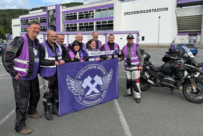 Ankunft im Erzgebirgsstadion, wo die Reise am 30. Juni begann: Die Veilchenbiker haben Geschichte geschrieben.