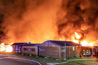 Wegen eines Großbrands am Geyerschen Teich sind am frühen Sonntagmorgen 90 Feuerwehrleute im Einsatz gewesen. Unterstützt wurden sie von Kräften des Technischen Hilfswerks.