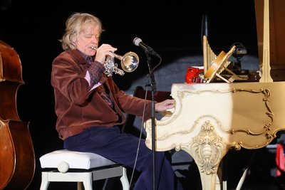 Trompete und Klavier gleichzeitig spielen ist für Helge Schneider scheinbar kein Problem.